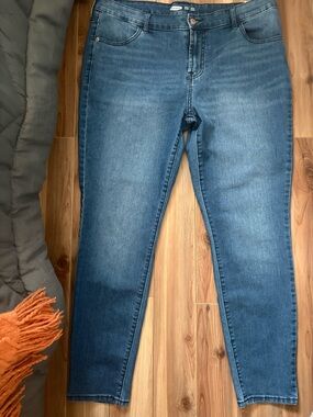 Old Navy Women's Skinny Jeans - Medium Blue Wash